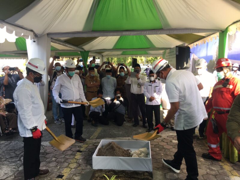 Wali Kota Balikpapan-Rahmad Mas'ud (kiri); Pjs GM RU V-- Ari Dwi Kuntoro (Tengah); Direktur Penunjang Bisnis PT Pertamina- Dedi Sunardi (kanan) saat peletakan batu pertama renovasi Masjid Istiqamah pada Senin (11/ 10/ 2021)