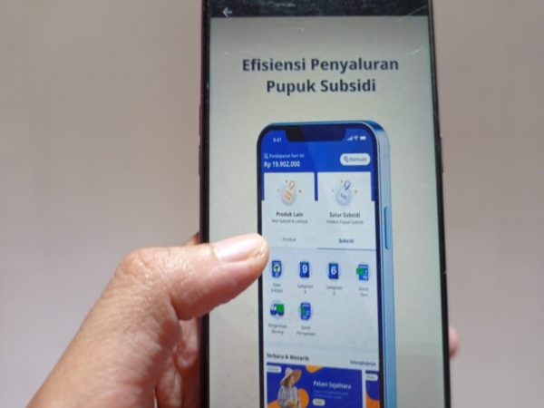 Memanfaatkan kemajuan teknologi informasi, Pupuk Indonesia meluncurkan aplikasi Rekan yang dapat melayani pembelian pupuk, sekaligus mengawasi distribusi.