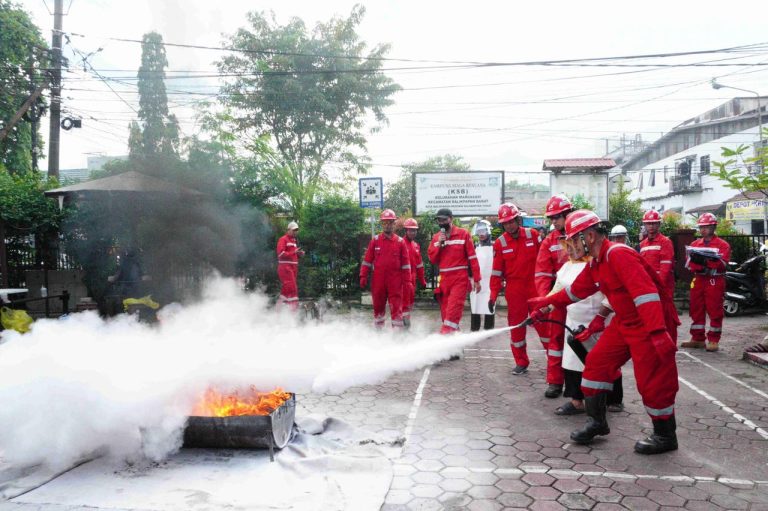 Sambut Bulan K3 Nasional, Kilang Pertamina Unit Balikpapan Latih Masyarakat Tangani Kebakaran Kecil