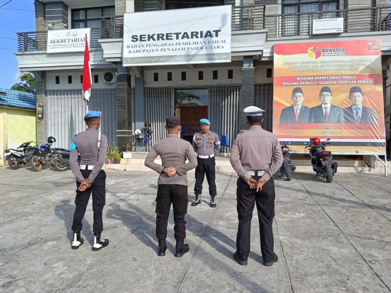 Personel Polres PPU Tingkatkan Pengamanan di Kantor Bawaslu Kabupaten PPU Pasca Pemilu 2024