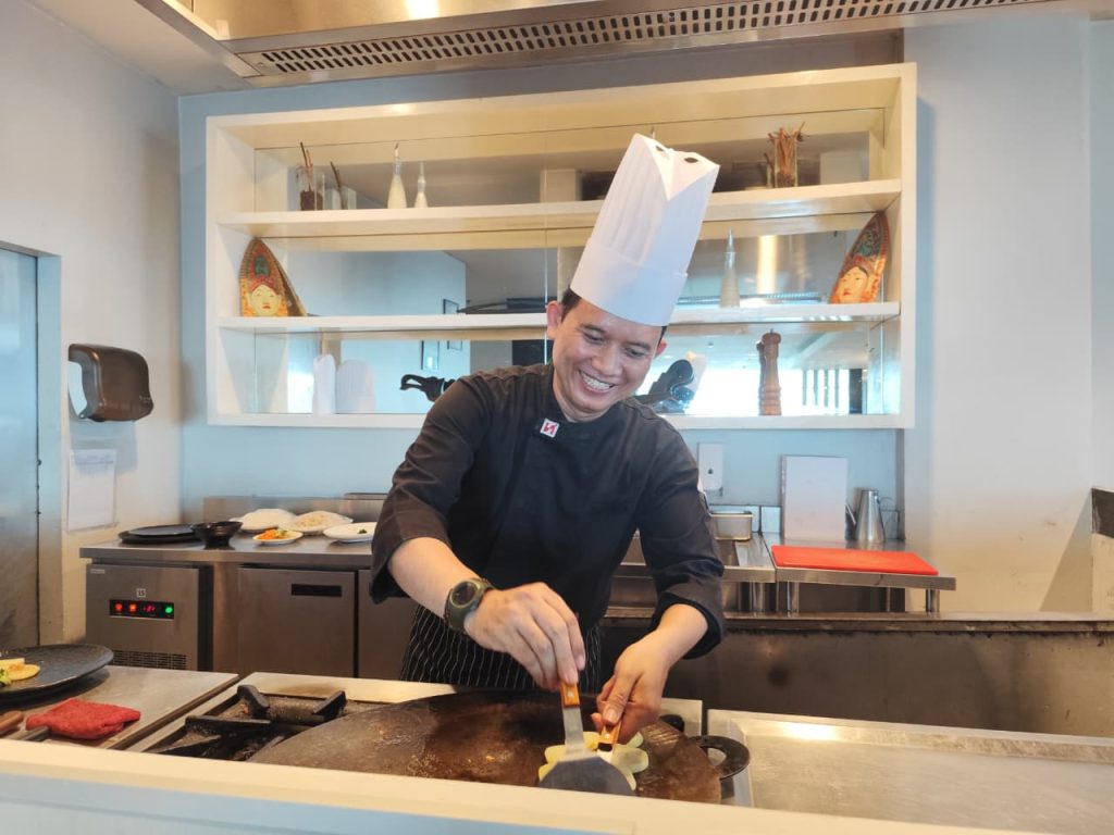 Chef Ali saat trial menu baru Teppanyaki pada Kamis (11/09/2025)