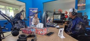 Ketua Komite RA Al- Ikhlas Nana (Jilbab biru) dan Kepala Sekolah RA Al- Ikhlas (Jilbab mocca) saat kunjungan edukasi ke studio IDC FM. (Foto: Imay/ mediaonlineidc.com)