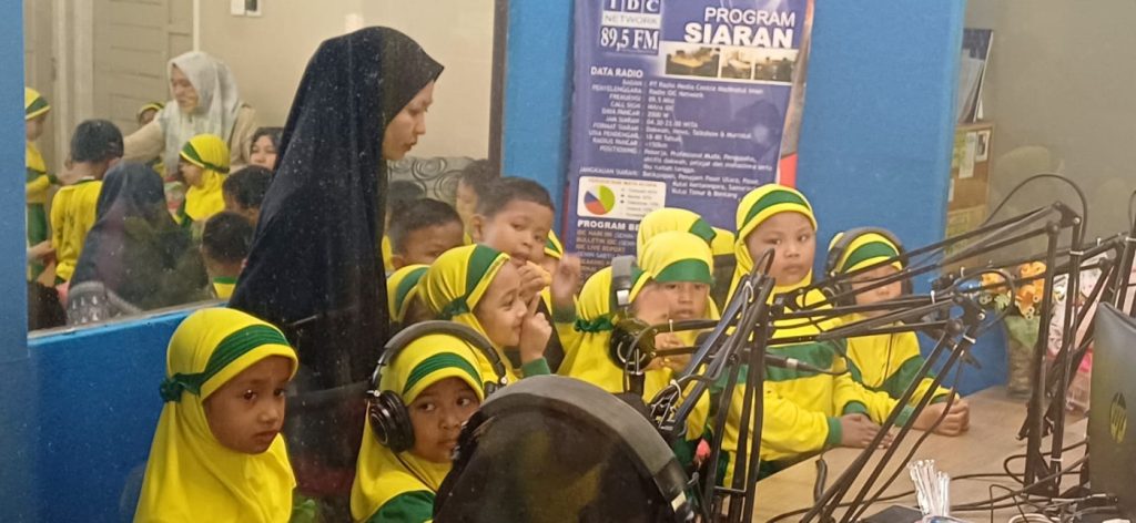 Murid RA Al- Ikhlas antusiasi saat bergiliran mengisi siaran di studio IDC FM. (Foto: Imay/ mediaonlineidc.com)