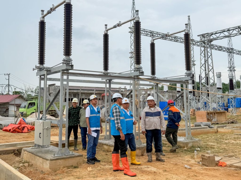 General Manager PLN UIP KLT, Basuki Widodo, bersama jajaran PLN UPP KLT 3 dan mitra kerja meninjau langsung instalasi peralatan di area Gardu Induk (GI) 150 kV Bontang Lestari guna memastikan kualitas konstruksi dan kesiapan operasional.