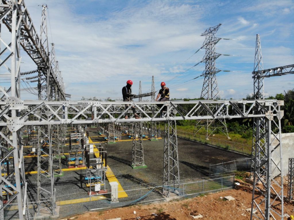 Pekerjaan pemasangan dan penguatan struktur di area Gardu Induk 150 kV Satui sebagai bagian dari proyek penambahan kapasitas trafo 30 MVA guna meningkatkan keandalan sistem kelistrikan di Kalimantan Selatan.