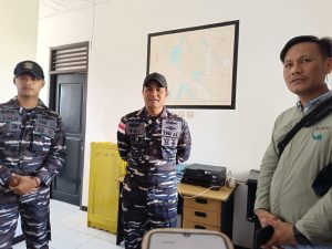 Plt Direktur Infrastruktur BAKTI Komdigi Darien Aldiano (kanan) dan Babinpotmar TNI AL Maratua, Kabupaten Berau Tri Ridha Kasturi saat mengunjungi Markas TNI Al di Maratua pada Kamis (11/ 06/ 2026)