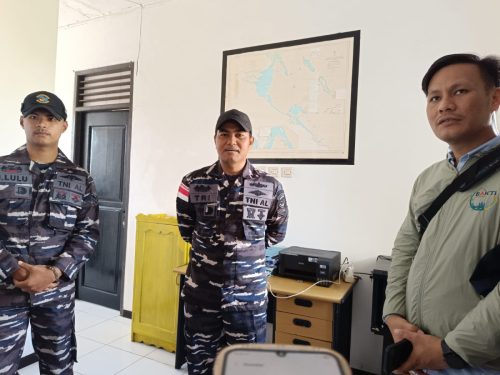 Plt Direktur Infrastruktur BAKTI Komdigi Darien Aldiano (kanan) dan Babinpotmar TNI AL Maratua, Kabupaten Berau Tri Ridha Kasturi saat mengunjungi Markas TNI Al di Maratua pada Kamis (11/ 06/ 2026)