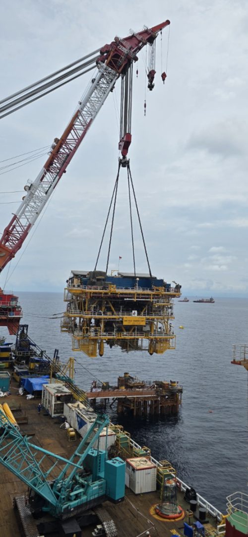 Hevy Lifting Process Topside Manpatu