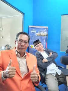 Depan: (Almameter Uniba) Kepala Badan Pemasaran dan Administrasi Uniba, Ir. Rahmad Rusli, ST., MT dan Dekan Fakultas Kedokteran Uniba, dr. Iwan Zulfikar,