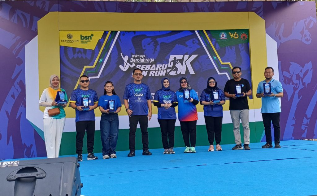 Ketua LPM Sepinggan Baru, Ar Wahyullah Bandung dan Direktur Utama Sepinggan Pratama, Hj Andi Kalaru (tengah) saat menyerahkan plakat kepada para sponsor yang mendukung  Sebaru Fun Run 5K. (Foto: Imay/ mediaonlineidc.com)